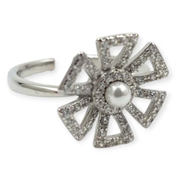 Beautiful 925 Sterling Silver Ring in Flower Shape with Beautiful Design